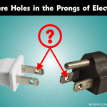 ¿Por qué hay agujeros en las clavijas de los enchufes eléctricos?